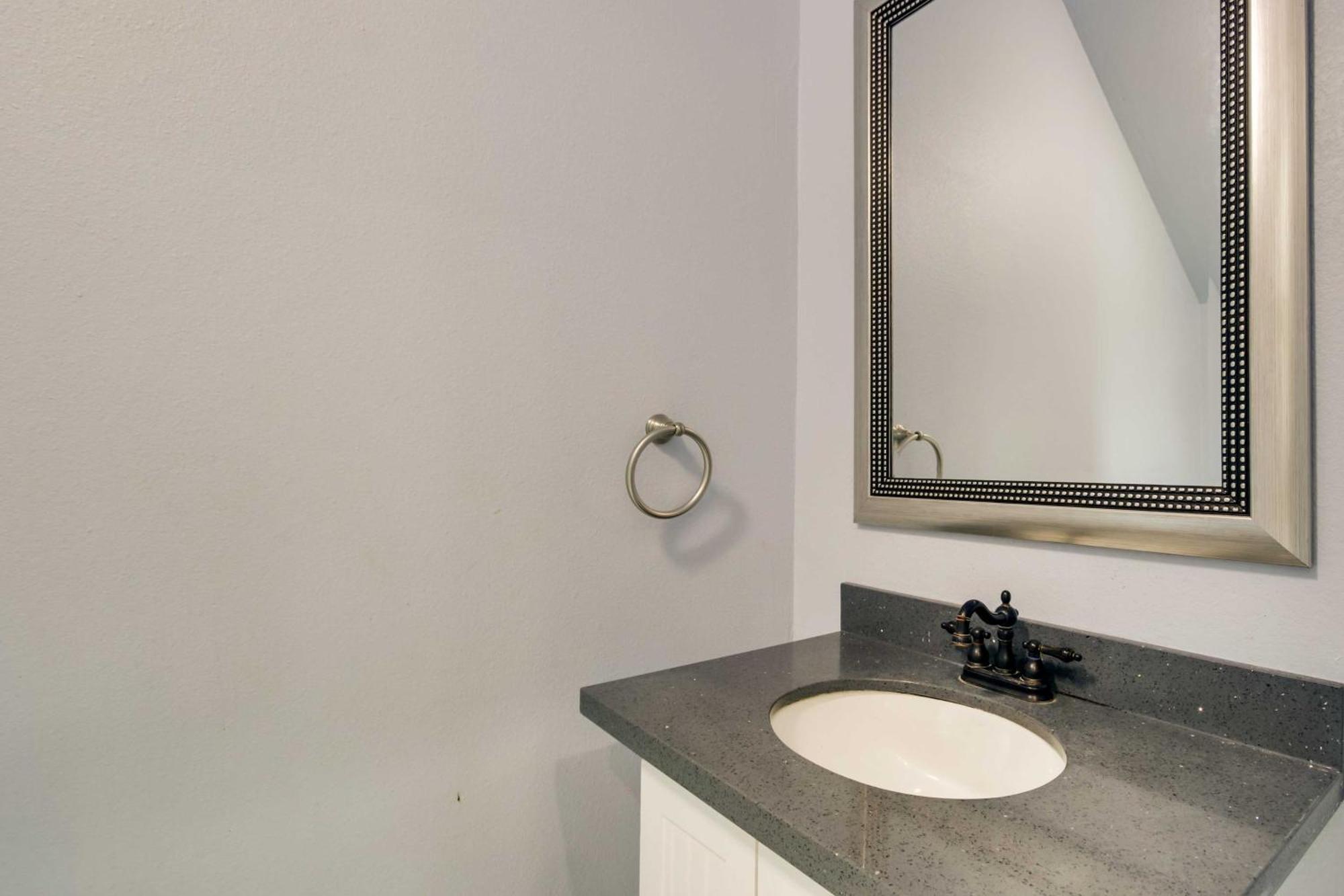 Luxe Southwest With Balconies And Patio! * Houston