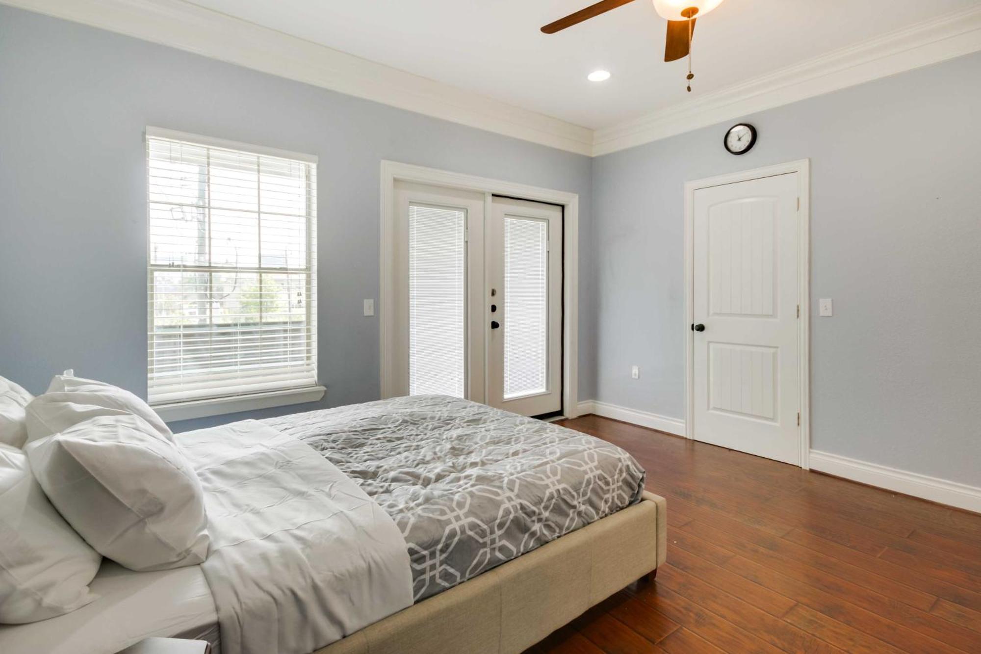 Luxe Southwest With Balconies And Patio! Houston