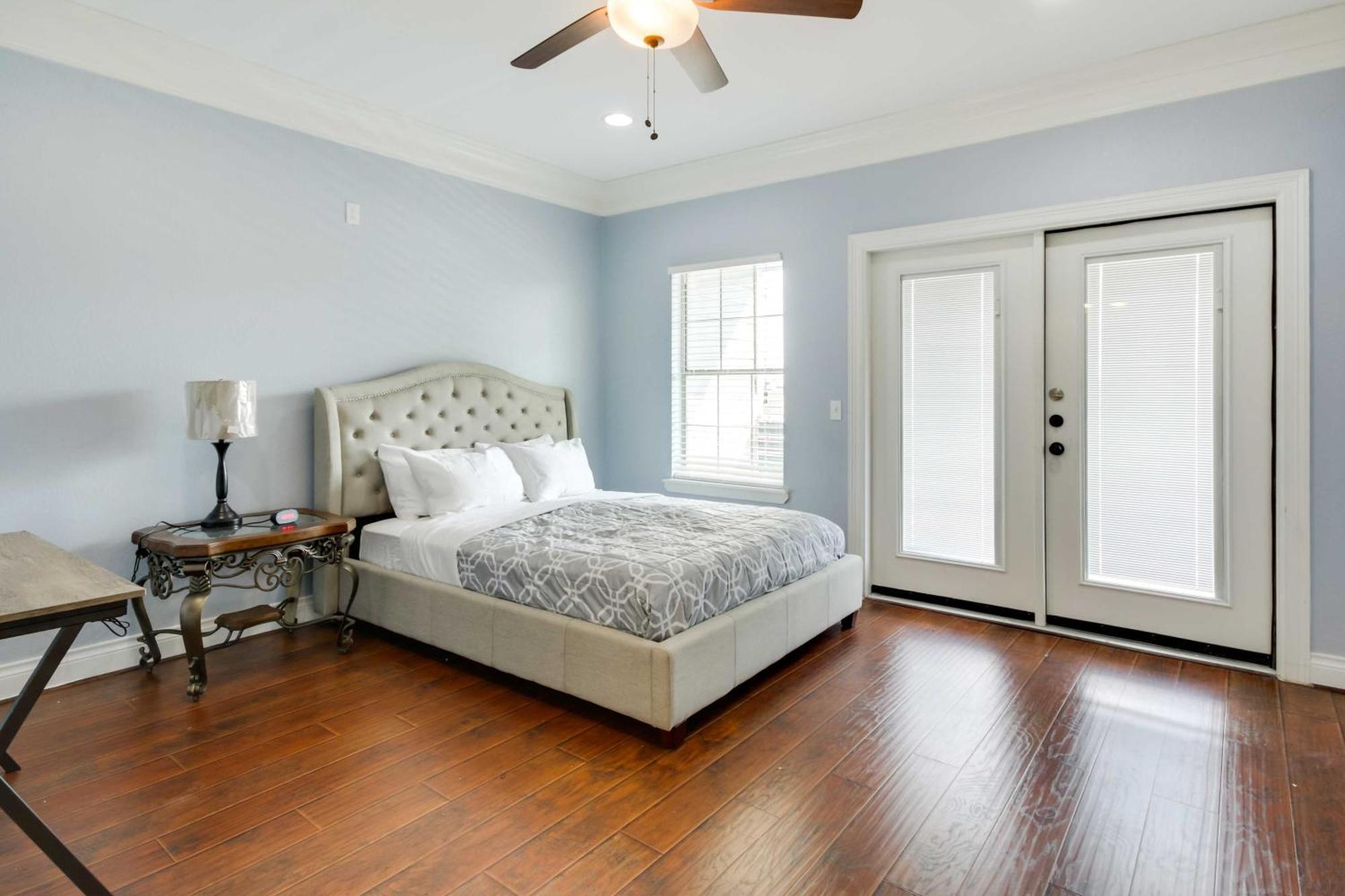 Holiday home Luxe Southwest With Balconies And Patio! Houston
