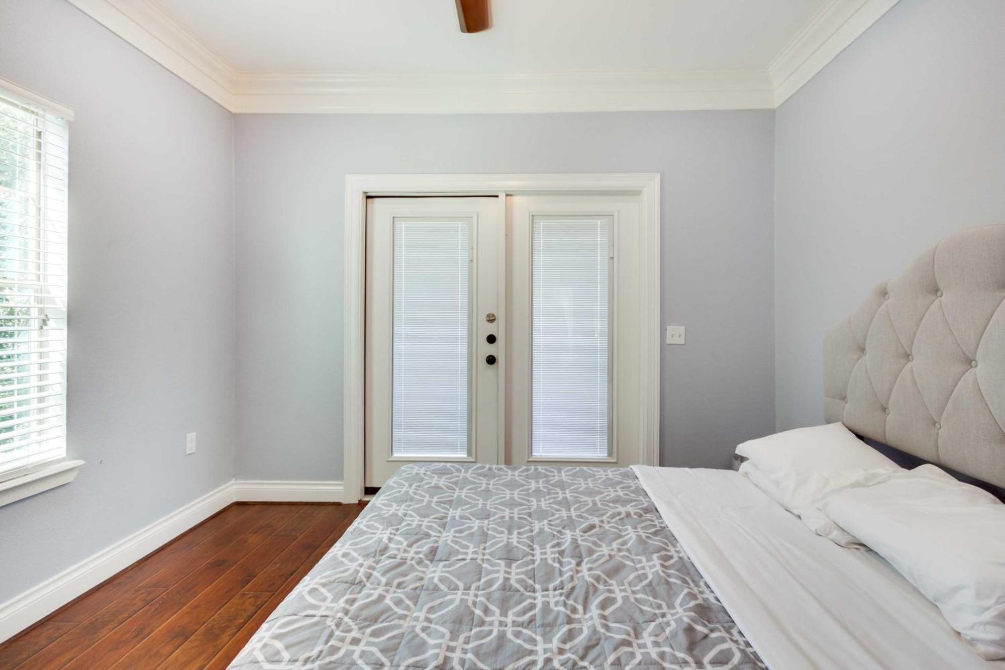 Luxe Southwest With Balconies And Patio! Houston