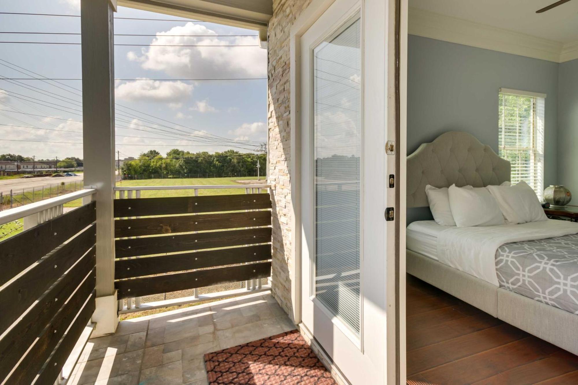 Luxe Southwest With Balconies And Patio! * Houston