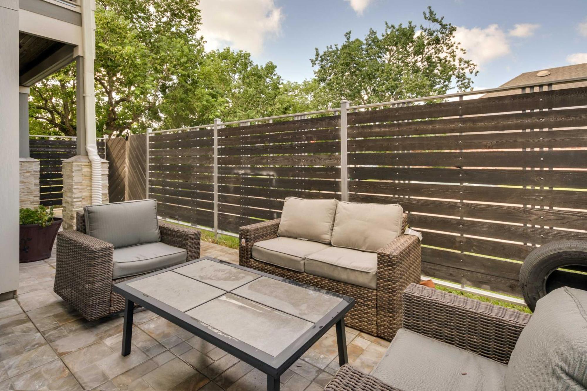 Luxe Southwest With Balconies And Patio! Holiday home Houston