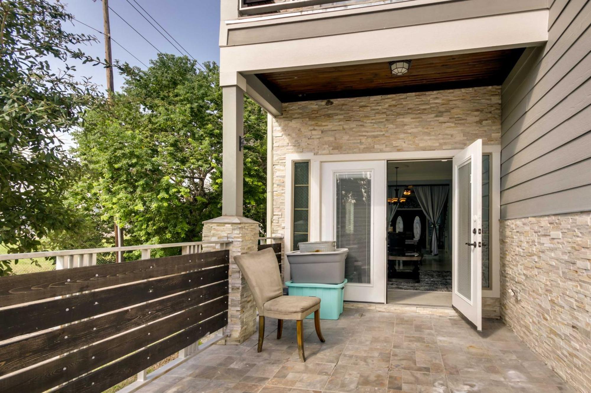 Luxe Southwest With Balconies And Patio! Holiday home *