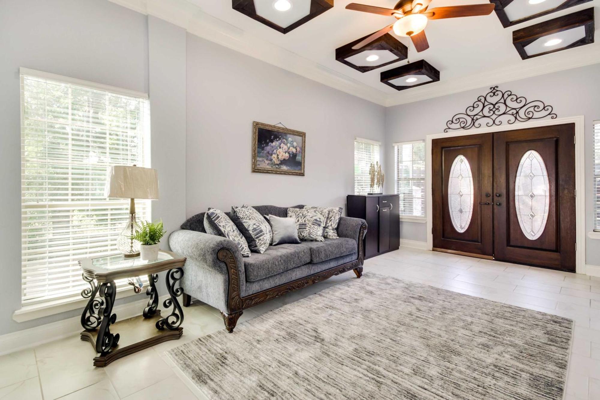 Luxe Southwest With Balconies And Patio! Holiday home Houston