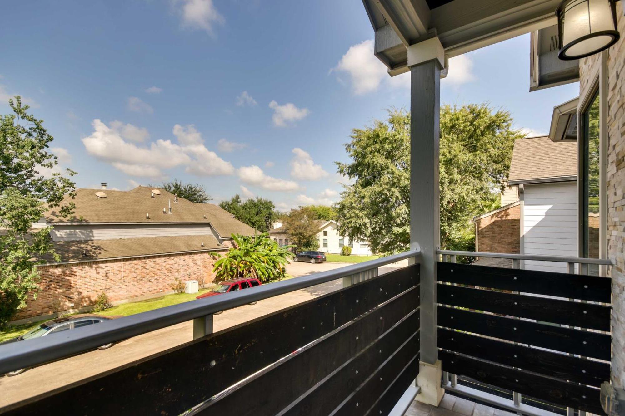 Luxe Southwest With Balconies And Patio! * Houston