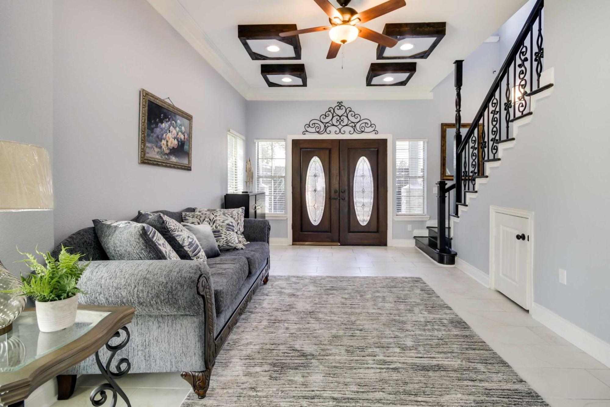 Luxe Southwest With Balconies And Patio! Holiday home Houston