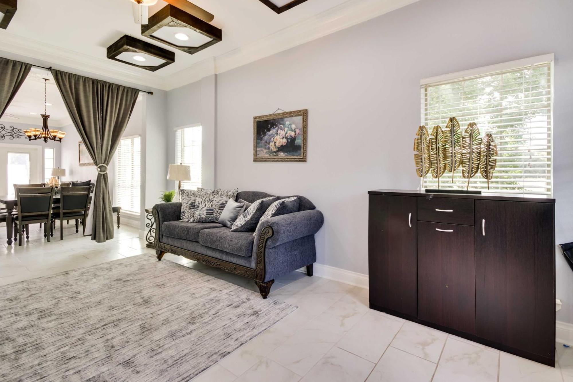 Luxe Southwest With Balconies And Patio! Houston