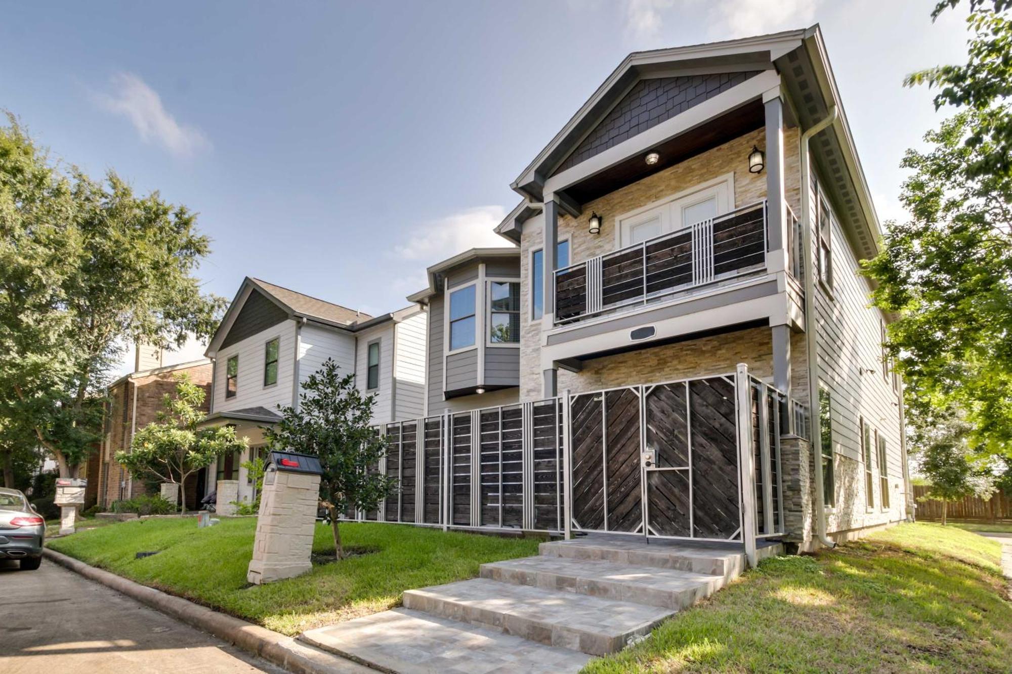 Luxe Southwest With Balconies And Patio! Holiday home *